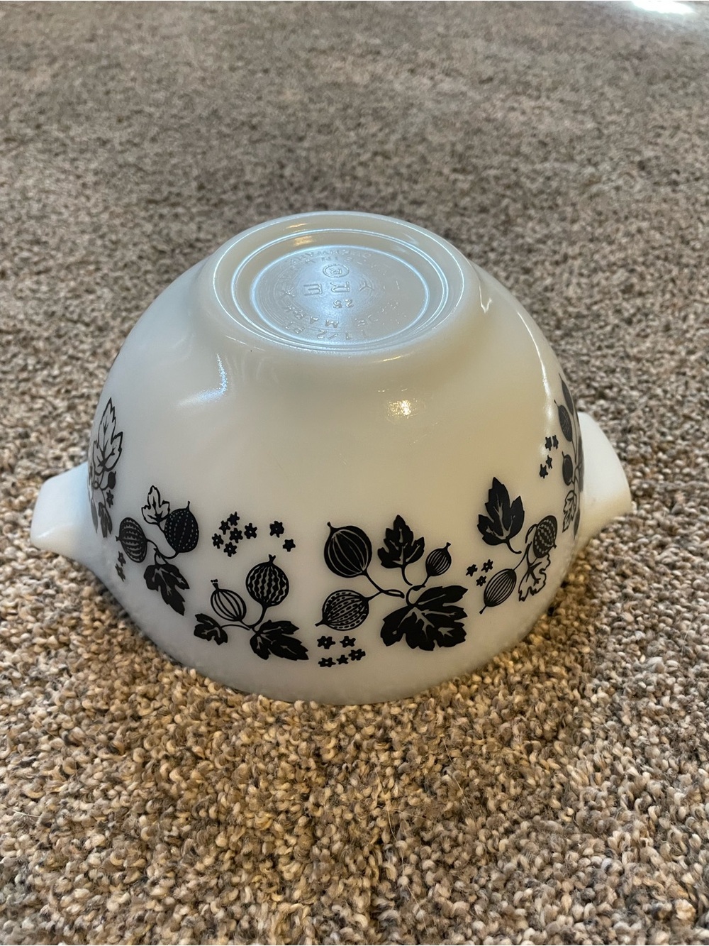 Vintage Pyrex Gooseberry Cinderella black and white mixing bowl - Picture 4 of 7